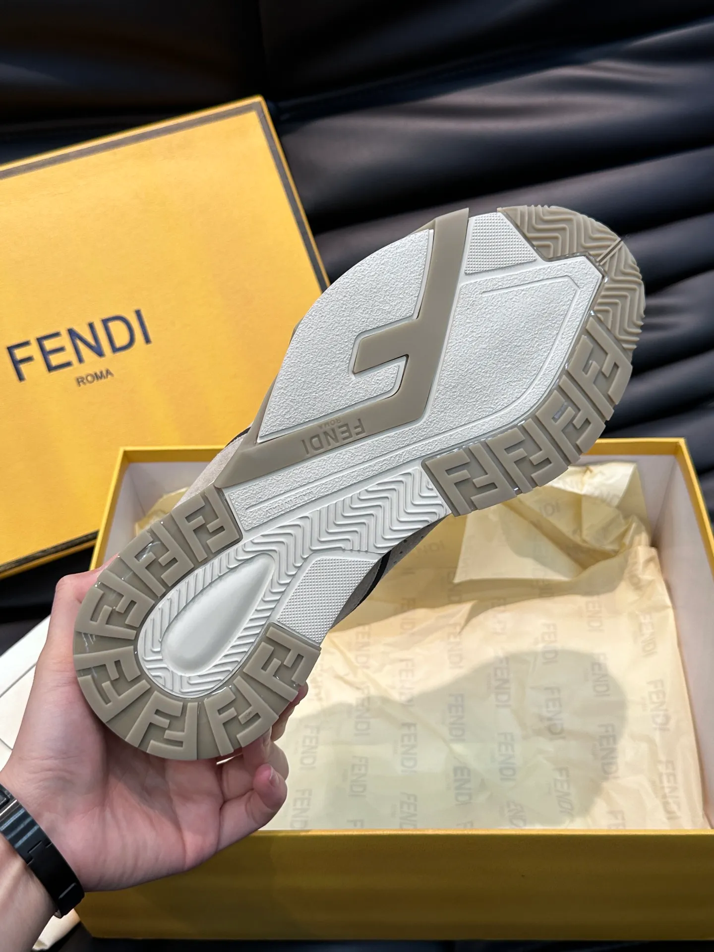Men's shoes 💰p560 "Fend*" new men's casual sports shoes, equipped with elastic straps, side zippers, and corrugated soles engraved with F. Embossed Fendi Flow lettering on the heel. Made of technical fabric and a mix of blue and suede. Decorated with Lycra® details. FF graphic tongue. Ultra-light and wear-resistant EVA sole. Size: 38-44